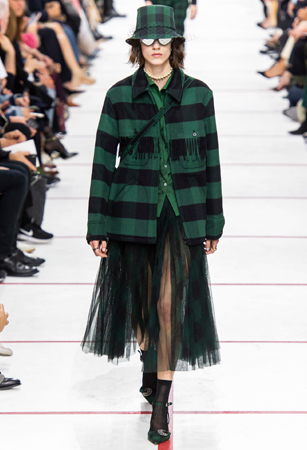 ماريا غارسيا كيوري تؤكد رسالتها مع ديور بمجموعة تنتصر لتمكين المرأة