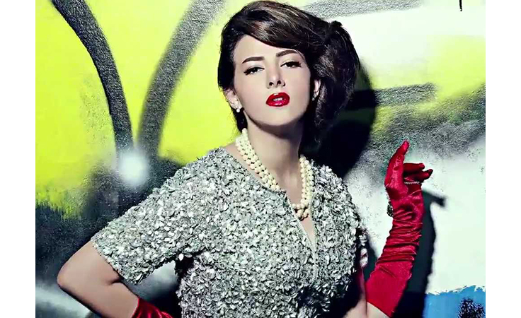 مصمّم أزياء فستاني إيمي ودنيا سمير غانم يخرج عن صمته ويردّ على الانتقادات