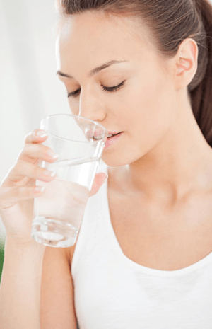 7 طرق طبيعية للتخلّص من انتفاخ العيون
