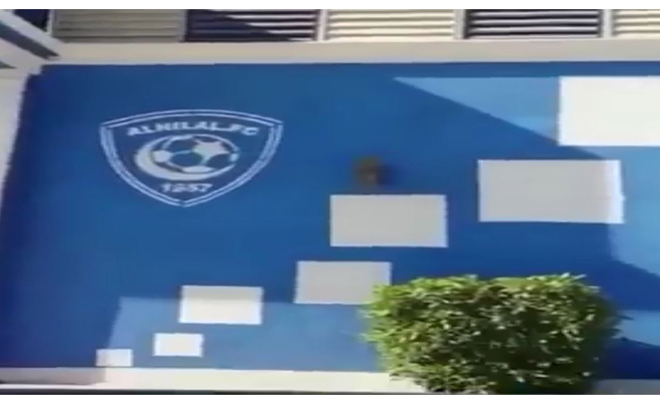بالفيديو: مشجع هلالي يطلي سور منزله بألوان فريقه المفضل