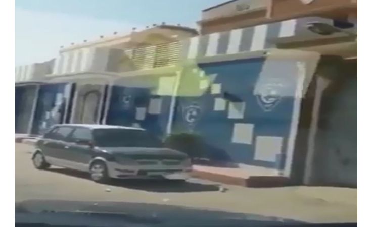 بالفيديو: مشجع هلالي يطلي سور منزله بألوان فريقه المفضل