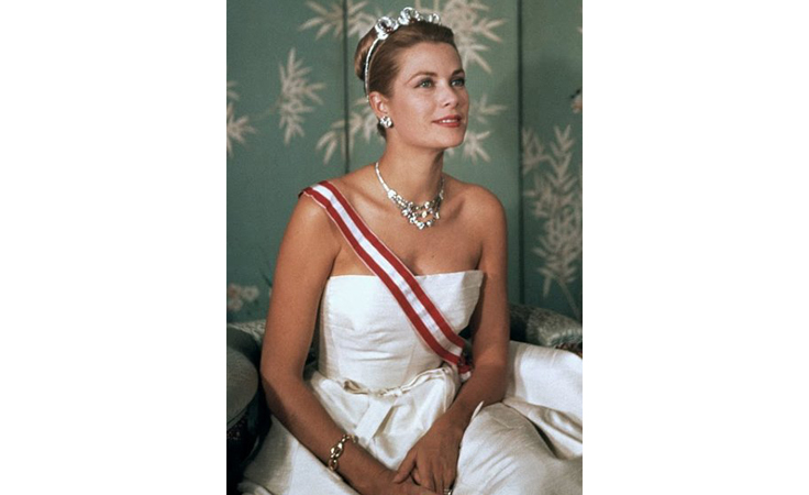 نواعم تعرض لكِ حياة غريس كيلي من السينما إلى العائلة المالكة