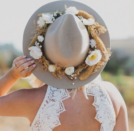 القبعة بدلاً من طرحة الزفاف لإطلالة كلاسيكية جذابة