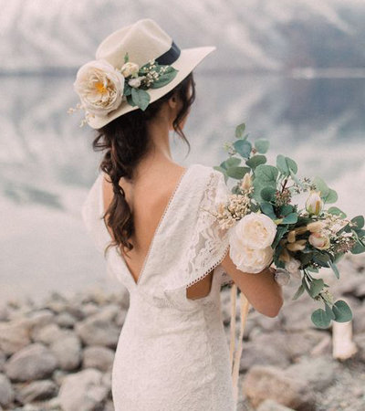 القبعة بدلاً من طرحة الزفاف لإطلالة كلاسيكية جذابة