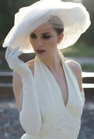 القبعة بدلاً من طرحة الزفاف لإطلالة كلاسيكية جذابة