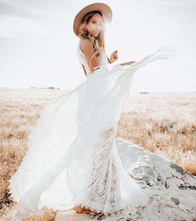 القبعة بدلاً من طرحة الزفاف لإطلالة كلاسيكية جذابة