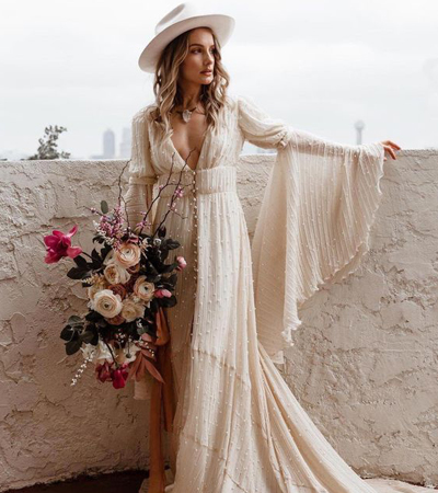 القبعة بدلاً من طرحة الزفاف لإطلالة كلاسيكية جذابة