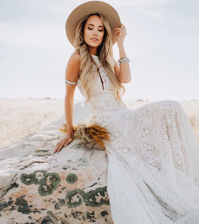 القبعة بدلاً من طرحة الزفاف لإطلالة كلاسيكية جذابة