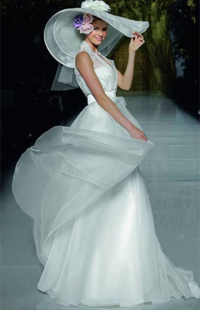 القبعة بدلاً من طرحة الزفاف لإطلالة كلاسيكية جذابة