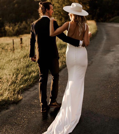 القبعة بدلاً من طرحة الزفاف لإطلالة كلاسيكية جذابة