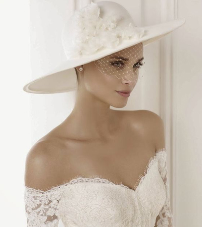 القبعة بدلاً من طرحة الزفاف لإطلالة كلاسيكية جذابة