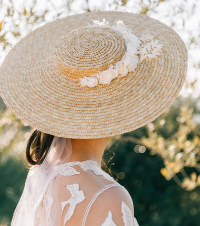 القبعة بدلاً من طرحة الزفاف لإطلالة كلاسيكية جذابة