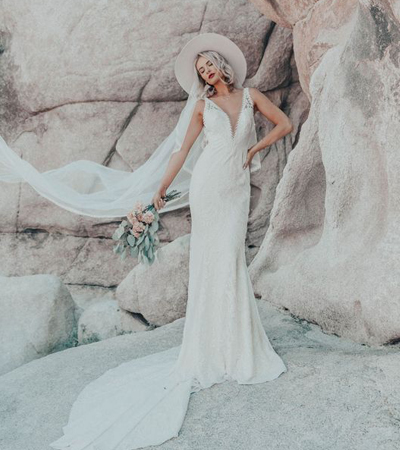 القبعة بدلاً من طرحة الزفاف لإطلالة كلاسيكية جذابة