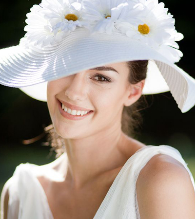 القبعة بدلاً من طرحة الزفاف لإطلالة كلاسيكية جذابة