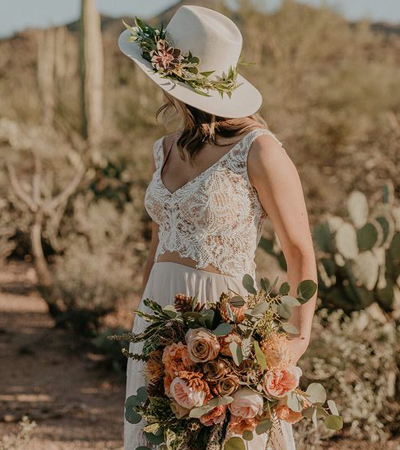 القبعة بدلاً من طرحة الزفاف لإطلالة كلاسيكية جذابة