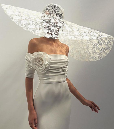 القبعة بدلاً من طرحة الزفاف لإطلالة كلاسيكية جذابة