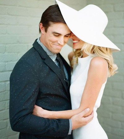 القبعة بدلاً من طرحة الزفاف لإطلالة كلاسيكية جذابة