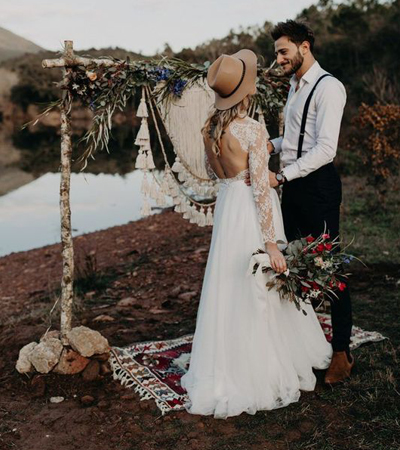 القبعة بدلاً من طرحة الزفاف لإطلالة كلاسيكية جذابة