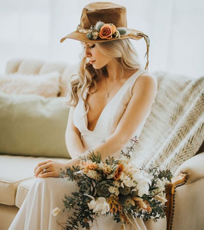 القبعة بدلاً من طرحة الزفاف لإطلالة كلاسيكية جذابة