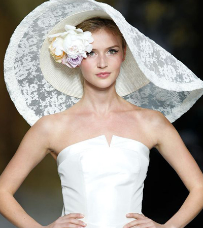 القبعة بدلاً من طرحة الزفاف لإطلالة كلاسيكية جذابة