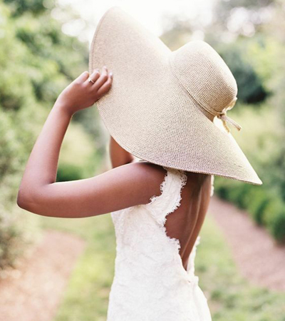 القبعة بدلاً من طرحة الزفاف لإطلالة كلاسيكية جذابة