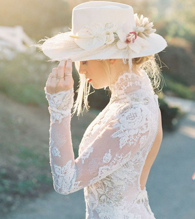 القبعة بدلاً من طرحة الزفاف لإطلالة كلاسيكية جذابة