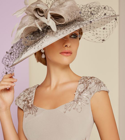 القبعة بدلاً من طرحة الزفاف لإطلالة كلاسيكية جذابة