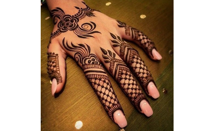 ما رأيكِ بنقوش الحناء الهندية لهذا الصيف؟