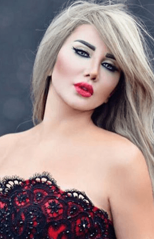 جيني إسبر تعترف بمعاناتها من العنوسة وبسرّ أناقتها