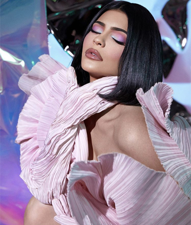 من 30 دقيقة إلى 10 دقائق، هكذا تغيّر روتين مكياج كايلي