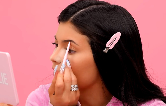 من 30 دقيقة إلى 10 دقائق، هكذا تغيّر روتين مكياج كايلي