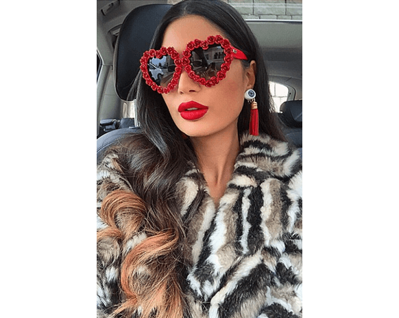 النظارات الغريبة والضخمة حليفة إطلالات أليس عبد العزيز