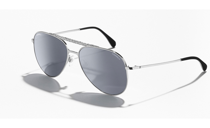 نظارات شانيل الشتوية الفاخرة مستوحاة من فستان التويد الأيقوني