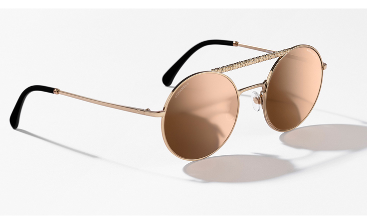 نظارات شانيل الشتوية الفاخرة مستوحاة من فستان التويد الأيقوني