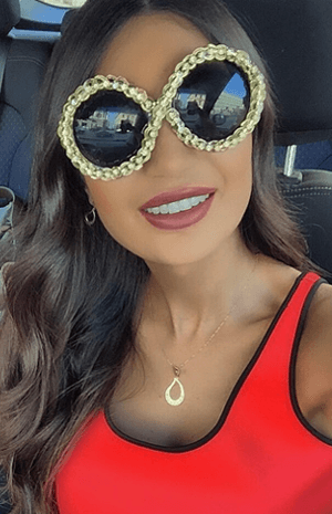 النظارات الغريبة والضخمة حليفة إطلالات أليس عبد العزيز