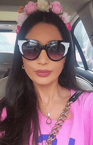 النظارات الغريبة والضخمة حليفة إطلالات أليس عبد العزيز