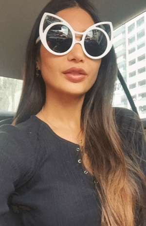 النظارات الغريبة والضخمة حليفة إطلالات أليس عبد العزيز