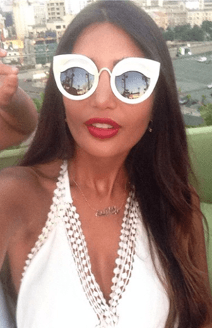 النظارات الغريبة والضخمة حليفة إطلالات أليس عبد العزيز