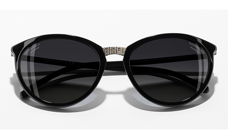 نظارات شانيل الشتوية الفاخرة مستوحاة من فستان التويد الأيقوني