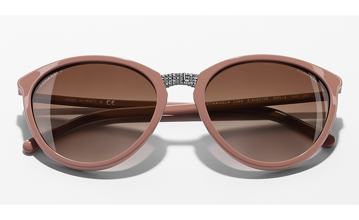 نظارات شانيل الشتوية الفاخرة مستوحاة من فستان التويد الأيقوني