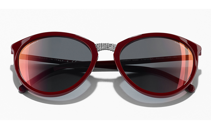 نظارات شانيل الشتوية الفاخرة مستوحاة من فستان التويد الأيقوني