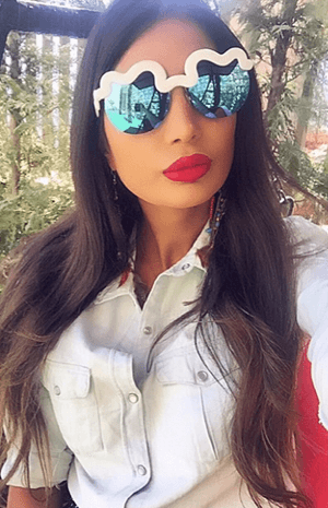 النظارات الغريبة والضخمة حليفة إطلالات أليس عبد العزيز