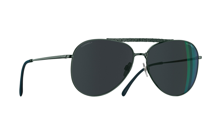 نظارات شانيل الشتوية الفاخرة مستوحاة من فستان التويد الأيقوني