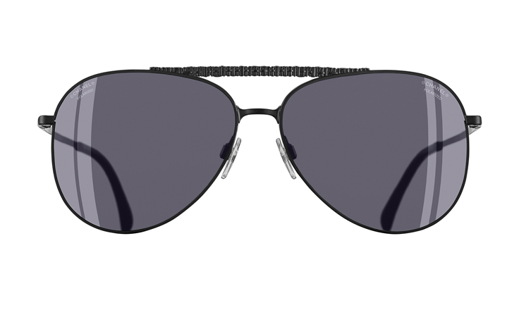 نظارات شانيل الشتوية الفاخرة مستوحاة من فستان التويد الأيقوني