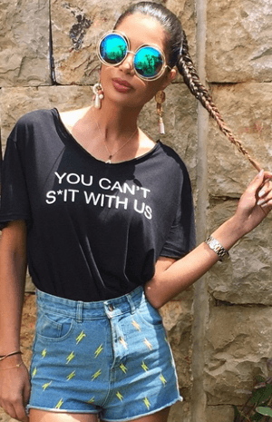 النظارات الغريبة والضخمة حليفة إطلالات أليس عبد العزيز