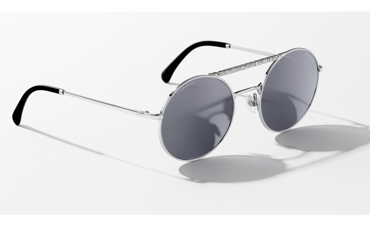 نظارات شانيل الشتوية الفاخرة مستوحاة من فستان التويد الأيقوني