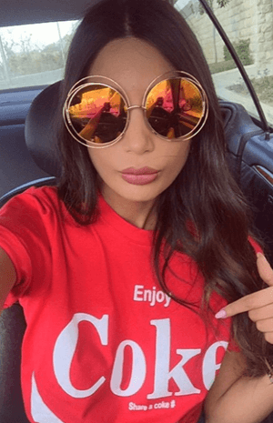 النظارات الغريبة والضخمة حليفة إطلالات أليس عبد العزيز