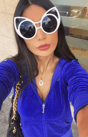 النظارات الغريبة والضخمة حليفة إطلالات أليس عبد العزيز