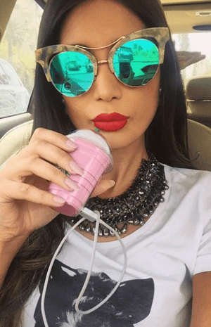 النظارات الغريبة والضخمة حليفة إطلالات أليس عبد العزيز