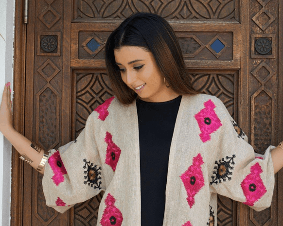 المصمّمة مها الحامد: أحبّ خلط كلاسيكية العباية مع الكاجوال